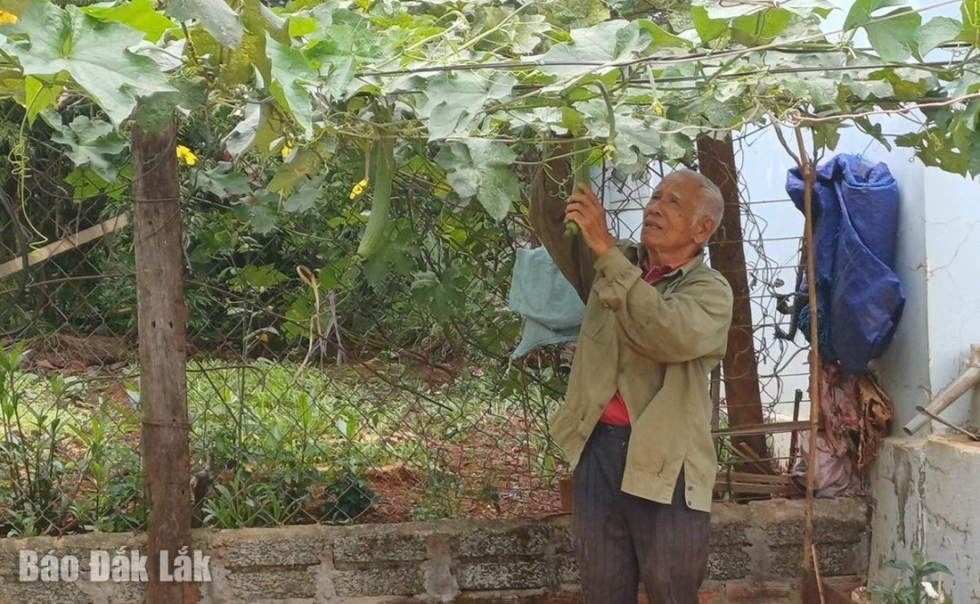 Nhiều hộ nghèo ở xã Dliê Yang tự nguyện viết đơn xin thoát nghèo.